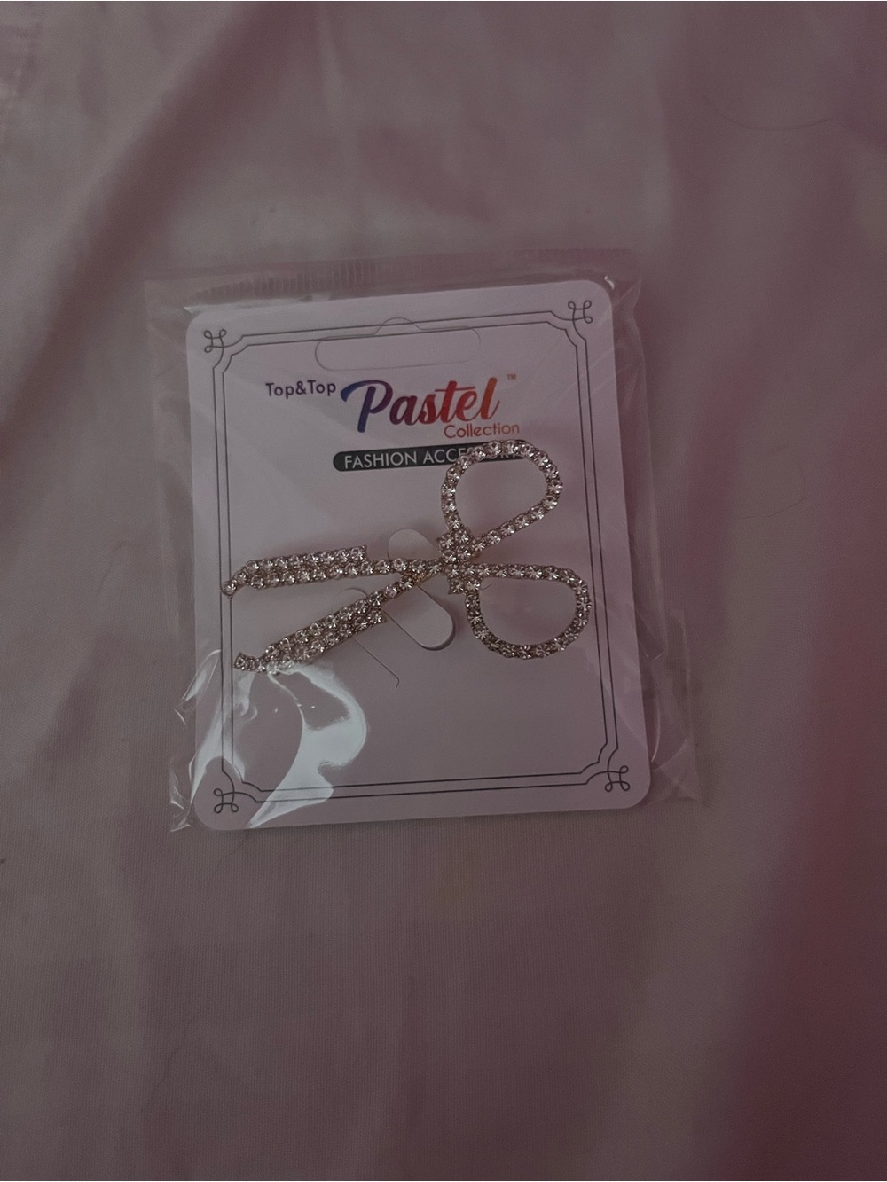 Hairstylist scissors pin